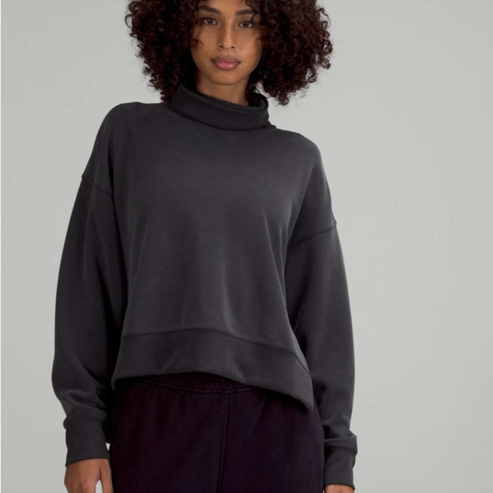 ✨Lululemon Softstreme Turtleneck Pullover
Black size 12
